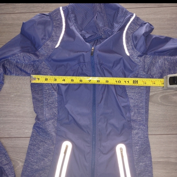 Rare Lululemon jacket with reflective - Picture 8 of 9